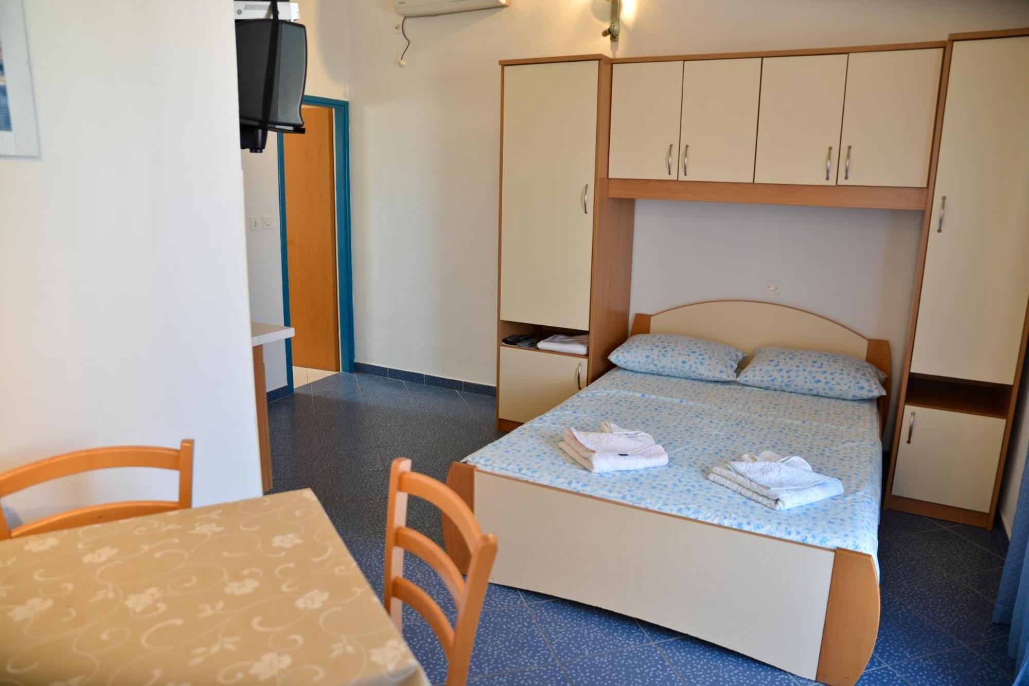 Apartments Lonic Kukljica Room photo